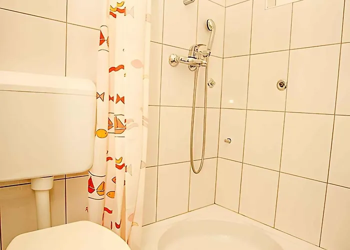 Apartment In Starigrad-Paklenica 6770 סטאריגרד-פקלניצה